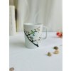 Porcelánový hrnek s ruční malbou s ptáčkem na sakuře