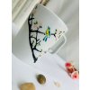 Porcelánový hrnek s ruční malbou s ptáčkem na sakuře