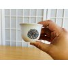 porcelánový pohárek na saké a čaj s chryzantémou
