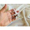 bílý porcelánový origami jeřáb visící