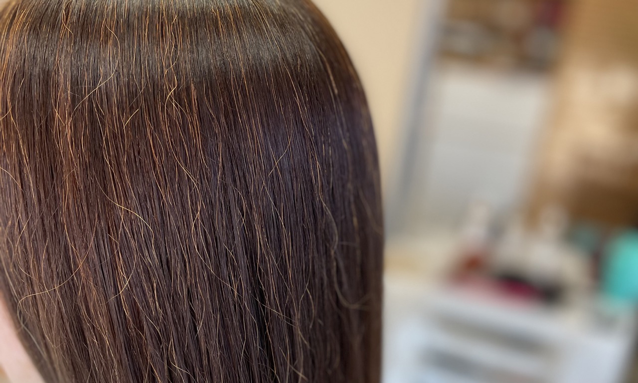 Barvení šedin hennou - kryjí přírodní barvy na 100%?