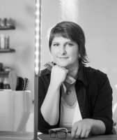 ROBOTA NEMÁME  -  dovoláte se do kadeřnictví. Náš tým je vaše