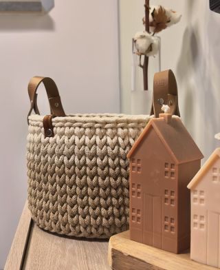 Hledáte košík, který zapadne do interiéru a udělá každému radost? Košík má kožené úchytky a je krásně prostorný....