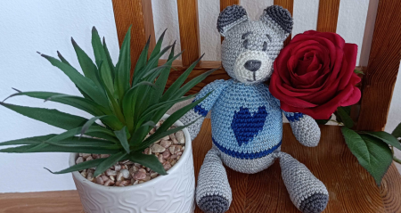 Háčkovaný medvídek se srdíčkem