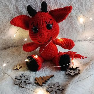 Háčkovaný čertík Bertík. Malý rošťák pro radost. Tenhle roztomilý čertik neni vůbec strašidelný naopak je to malý červený...