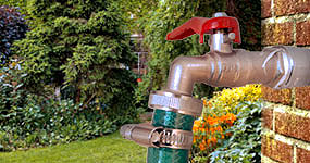 Co má společného napojení hadice a brusný papír?