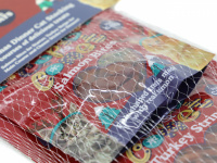  Dárkový balíček pro kočky v originálním vánočním balení k zavěšení od ROSEWOOD. Balíček obsahuje tři druhy balených pamlsků a dvě hračky s catnipem. (4)