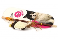Oblíbená hra pro kočky – udice s bavlněnou hračkou ve tvaru rybky s dlouhými pírky. Hračka je plněná kvalitním catnipem, délka cca 20 cm.