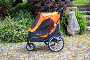  Kočárek pro psy s 38cm kolečky a nosností až 30 kg. Rozměry kabiny 72 × 45 × 60 cm, možnost připevnění upravovacího stolku. Barva černo-oranžová. (3)