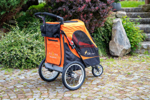  Kočárek pro psy s 38cm kolečky a nosností až 30 kg. Rozměry kabiny 72 × 45 × 60 cm, možnost připevnění upravovacího stolku. Barva černo-oranžová. (6)
