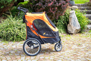  Kočárek pro psy s 38cm kolečky a nosností až 30 kg. Rozměry kabiny 72 × 45 × 60 cm, možnost připevnění upravovacího stolku. Barva černo-oranžová. (7)
