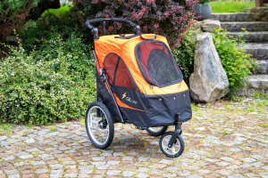  Kočárek pro psy s 38cm kolečky a nosností až 30 kg. Rozměry kabiny 72 × 45 × 60 cm, možnost připevnění upravovacího stolku. Barva černo-oranžová. (8)