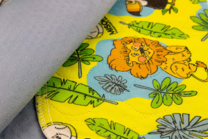  Absorbční pratelná podložka pro psy MISOKO JUNGLE. Protiskluzová úprava, čtyřvrstvý materiál, pojme až 1560 ml tekutin. Rozměry 70 × 80 cm (3)