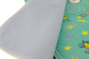  Absorbční pratelná podložka pro psy MISOKO ROCKET. Protiskluzová úprava, čtyřvrstvý materiál, pojme až 1560 ml tekutin. Rozměry 70 × 80 cm (4)