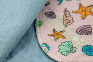  Absorbční pratelná podložka pro psy MISOKO SEAHORSE. Protiskluzová úprava, čtyřvrstvý materiál, pojme až 1560 ml tekutin. Rozměry 70 × 80 cm (4)