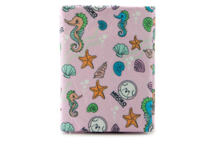  Absorbční pratelná podložka pro psy MISOKO SEAHORSE. Protiskluzová úprava, čtyřvrstvý materiál, pojme až 1560 ml tekutin. Rozměry 70 × 80 cm