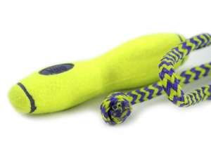 Aportovací hračka pro psy ve tvaru peška opatřeného provazem, který umožňuje házení na velké vzdálenosti (3)