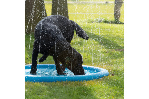  Splash Pool Water Sprinkler je zábavný vodní bazének se sprškou, který pejska příjemně ochladí, pomáhá regulovat tělesnou teplotu a zároveň nabídne pořádnou porci hravé zábavy (2)
