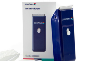 bezdrátový strojek Covetrus Essentials CVET s hlučností jen 48,1 dB je ideální i pro bojácné psy a kočky. Má vodotěsné tělo pro snadné čištění a dobíjí se pohodlně přes USB (detail)