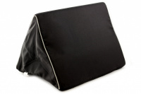 Originální uzavřený pelíšek pro malé psy i kočky od BOBBY vykládaný měkoučkou hřejivou kožešinkou. Rozměry 55 × 40 × 40 cm, barva černá. (3)