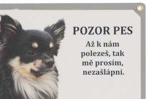 Laminovaná cedulka s ovory na připevnění – „POZOR PES. Až k nám polezeš, tak mě prosím nezašlápni“. Rozměry 21,5 cm × 15,5 cm. (2)