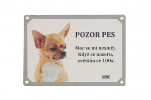 Laminovaná cedulka s ovory na připevnění – „POZOR PES. Moc se mi nesměj. Když se naseru, zvětším se 100×“. Rozměry 21,5 cm × 15,5 cm.