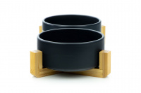  Černé keramické misky pro psy v originálním dřevěném stojanu, které se budou skvěle vyjímat v každém interiéru. Objem: 2 × 850 ml. (4)