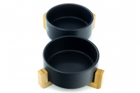  Černé keramické misky pro psy v originálním dřevěném stojanu, které se budou skvěle vyjímat v každém interiéru. Objem: 2 × 850 ml. (5)