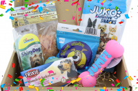  Dárkový balíček pro psy s pamlsky, konzervou, psí čokoládou a dvěma gumovými pískacími hračkami. V dárkovém balení včetně mašle. (2)