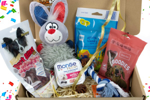 Hledáte perfektní dárek pro svého čtyřnohého kamaráda? Tento dárkový box je plný radosti, vůní a překvapení! Přináší kombinaci chutných pamlsků a zábavných hraček, které potěší každého psa (2)