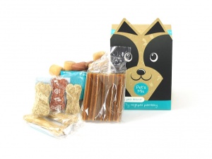 Dárkový box pro psy plný vybraných psích pochoutek – sušenek, dentálních tyčinek, žvýkacích kostiček a přírodní kosti (3)