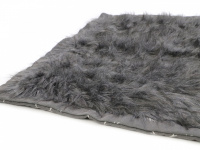  Luxusní deka pro psy vykládaná huňatou umělou kožešinkou. Rozměry 110 × 72 cm, lze prát v pračce. Barva: šedá. (2)