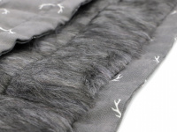  Luxusní deka pro psy vykládaná huňatou umělou kožešinkou. Rozměry 110 × 72 cm, lze prát v pračce. Barva: šedá. (4)
