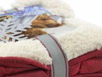  Měkoučká plyšová/semišová deka pro psy SCRUFFS ochrání vaši sedačku, křesla, potahy v autě a další citlivé povrchy před poškrábáním a znečištěním. Rozměry 72 × 110 cm, barva červeno-bílá. (4)