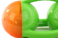 Odolná, pískající gumová hračka pro středně velké psy s tenisovým míčkem uvnitř. Velikost hračky cca 25 cm, barva oranžovo-zelená. (4)