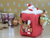  Vánoční hračka pro psy – domeček + tři plyšové postavičky. Měkoučký materiál, hračky pískají, ideální pro štěňata a malá plemena psů.