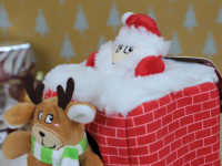  Vánoční hračka pro psy – domeček + tři plyšové postavičky. Měkoučký materiál, hračky pískají, ideální pro štěňata a malá plemena psů. (4)