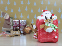  Vánoční hračka pro psy – domeček + tři plyšové postavičky. Měkoučký materiál, hračky pískají, ideální pro štěňata a malá plemena psů. (2)
