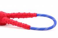 Odolná přetahovací hračka pro psy – opice, vyrobená z kombinace provazových a plyšových materiálů. Barva červeno-modrá. (3)