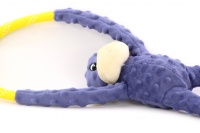 Odolná přetahovací hračka pro psy – opice, vyrobená z kombinace provazových a plyšových materiálů. Barva modro-žlutá. (2)