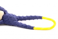 Odolná přetahovací hračka pro psy – opice, vyrobená z kombinace provazových a plyšových materiálů. Barva modro-žlutá. (3)