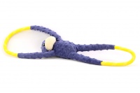 Odolná přetahovací hračka pro psy – opice, vyrobená z kombinace provazových a plyšových materiálů. Barva modro-žlutá.