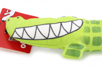 Hračka pro psy – roztomilý krokodýl. Hračka z pevné látky je příjemně měkká, lehoučká a přesto odolná – lehce zvládne i divočejší hru. (4)