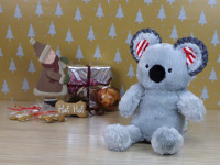 Velká plyšová hračka pro psy – Koala. Velikost hračky cca 34 cm, při stisknutí píská a šustí, vhodná pro střední plemena psů. (2)