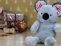 Velká plyšová hračka pro psy – Koala. Velikost hračky cca 34 cm, při stisknutí píská a šustí, vhodná pro střední plemena psů. (3)