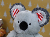 Velká plyšová hračka pro psy – Koala. Velikost hračky cca 34 cm, při stisknutí píská a šustí, vhodná pro střední plemena psů. (4)