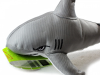  Pískací hračka pro psy – žralok od HUHUBAMBOO. Velikost hračky cca 35 cm, vhodná pro střední plemena psů. Barva šedá. (2)