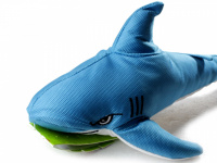  Pískací hračka pro psy – žralok od HUHUBAMBOO. Velikost hračky cca 35 cm, vhodná pro střední plemena psů. Barva modrá. (2)