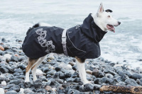  Univerzální outdoorová pláštěnka pro psy s termoizolací HURTTA Drizzle Coat určená do nejnáročnějších podmínek. Černá.