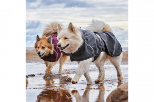  Univerzální jednovrstvá celoroční pláštěnka pro psy HURTTA Mudventure Coat ECO pro spolehlivou ochranu před blátem, větrem i deštěm